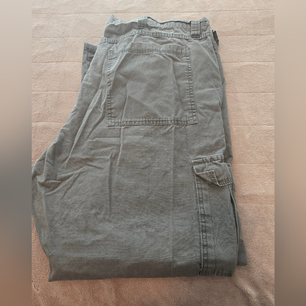Wrangler army green cargo pants size 42 x 30